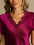 Camisón de pura seda con cuello de encaje y dobladillo dividido