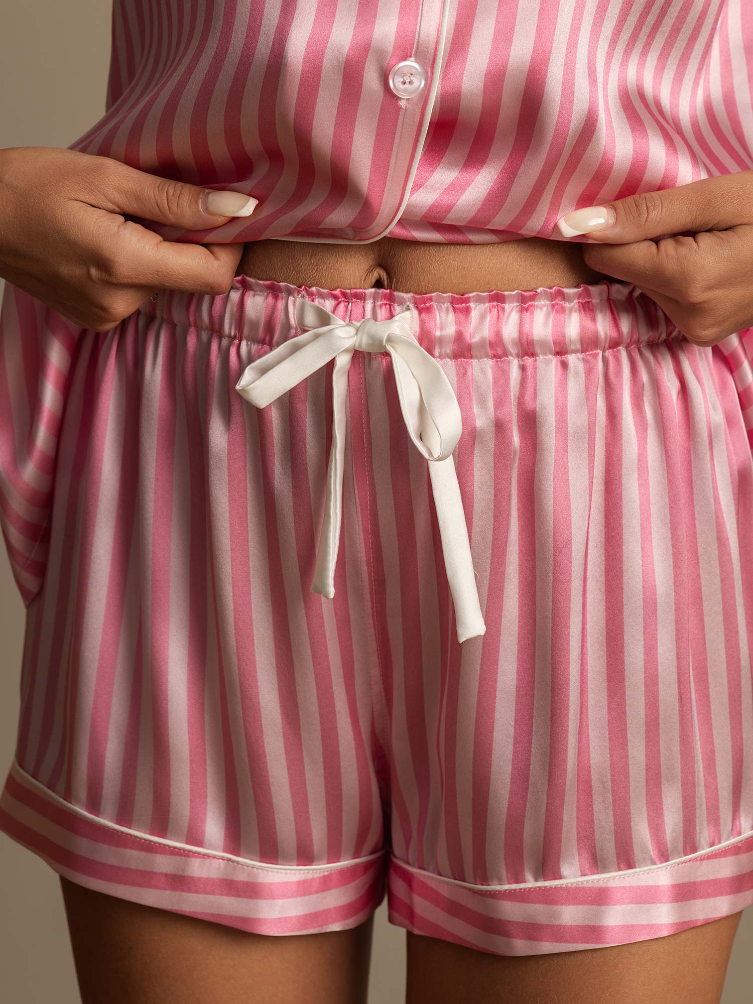 Conjunto De Pijama Para Mujer En Seda Pura Estampado A Rayas Manga Corta Cuello Notch Con Shorts
