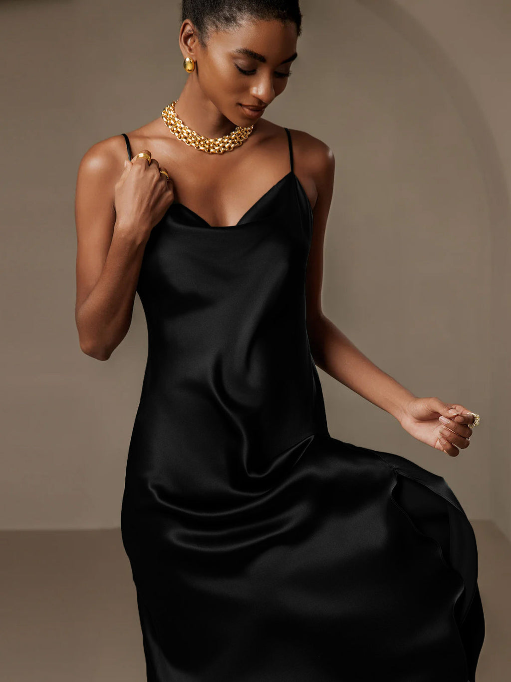 Vestido largo de seda pura con tirantes finos y abertura