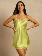 Camisón Corto de Seda Pura con Tirantes Finos y Diseño de Encaje