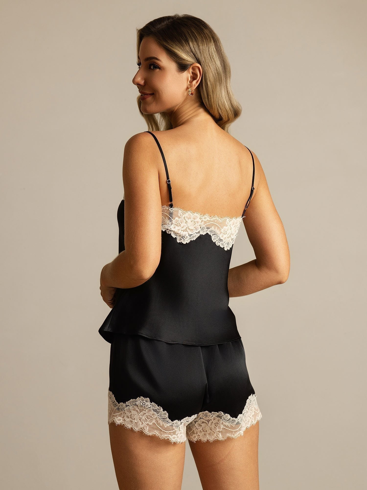 Conjunto De Seda Pura Con Tirantes Finos Y Escote En V Con Detalles De Encaje