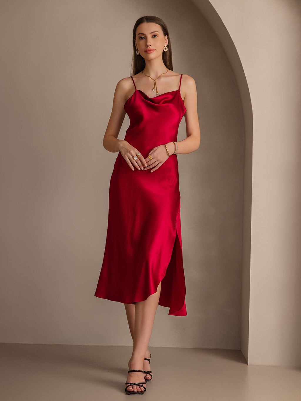 Vestido largo de seda pura con tirantes finos y abertura