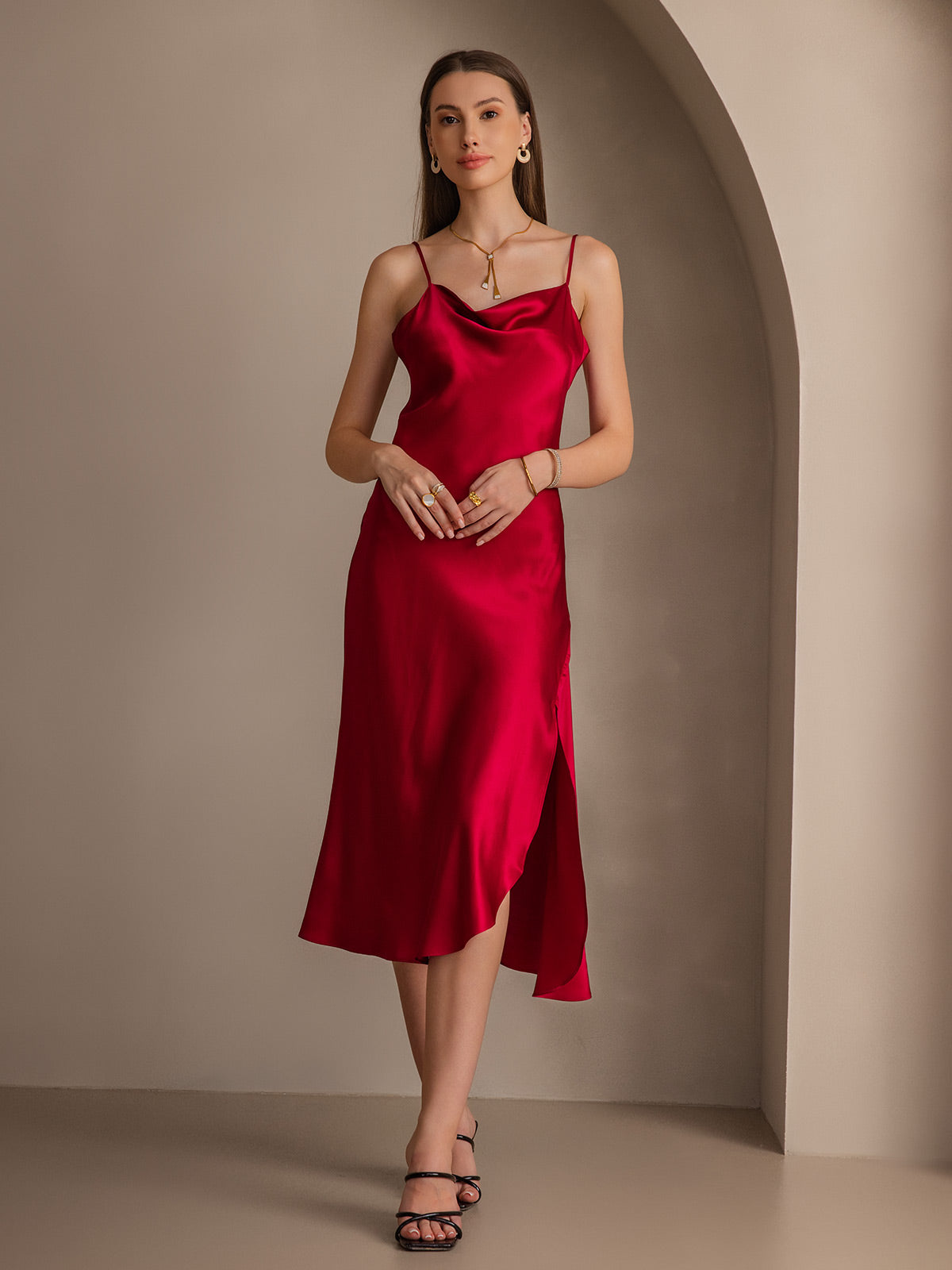 Vestido largo de seda pura con tirantes finos y abertura