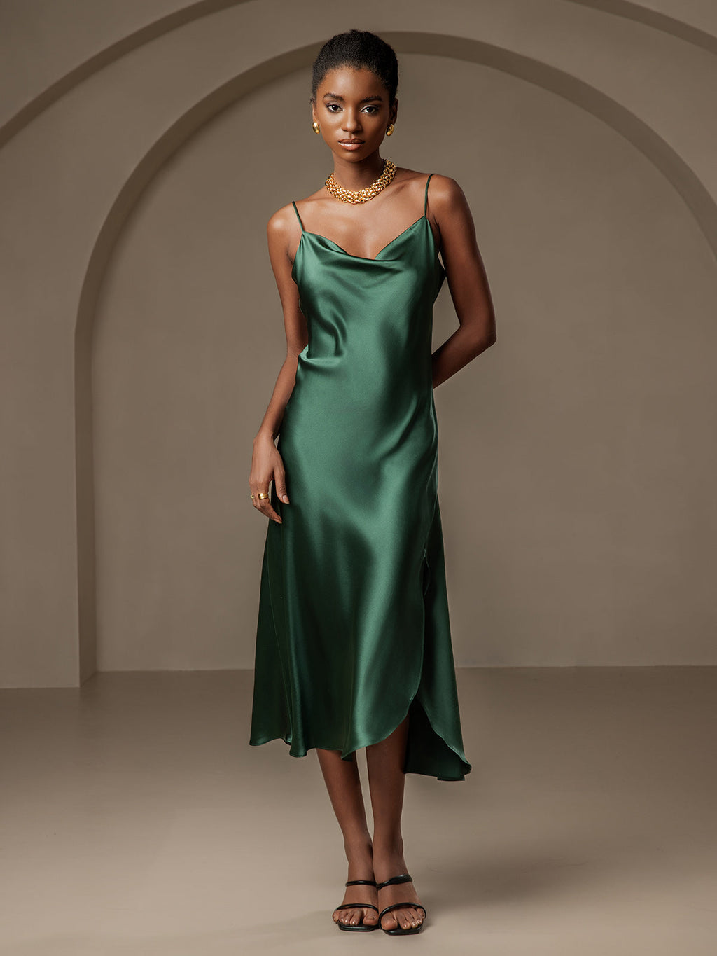 Vestido largo de seda pura con tirantes finos y abertura