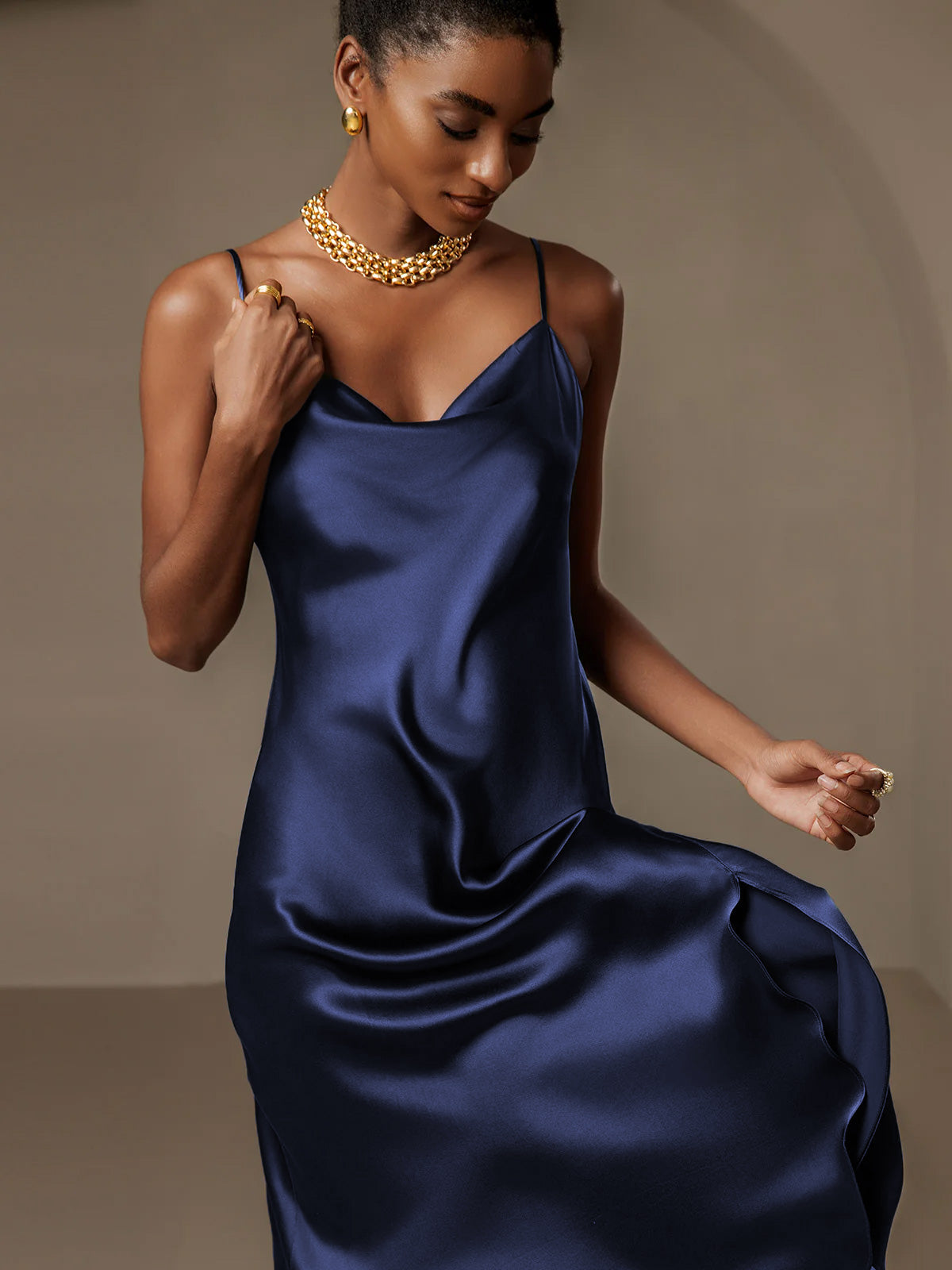 Vestido largo de seda pura con tirantes finos y abertura
