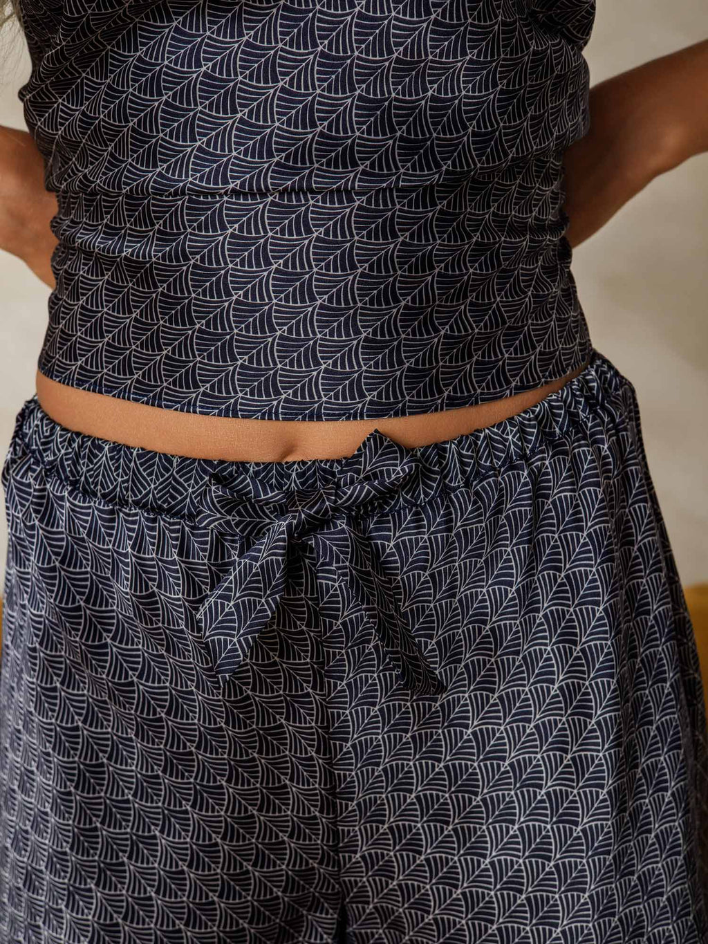 Seda Pura Estampado Ginkgo Azul Marino Conjunto Camisola Tirantes Finos Escote En V