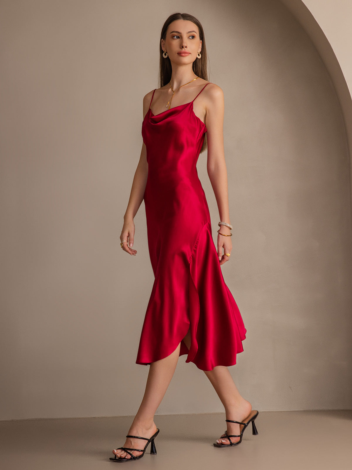 Vestido largo de seda pura con tirantes finos y abertura