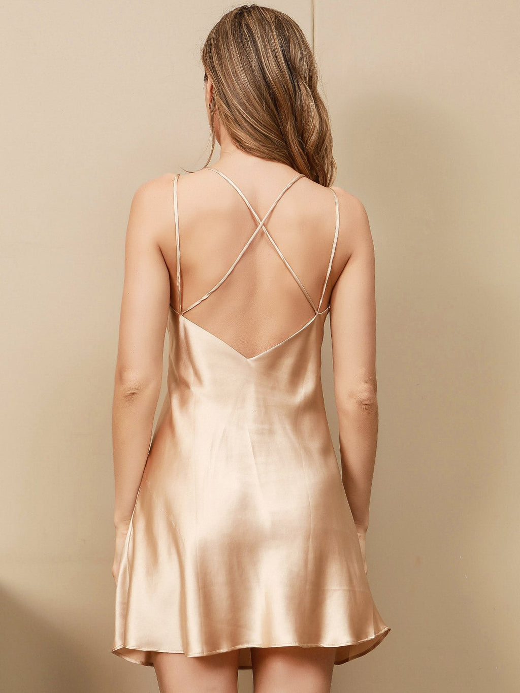 Vestido sexy de pura seda con espalda cruzada