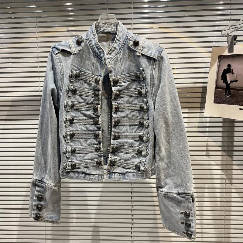 Chaqueta corta vaquera con hebilla metálica