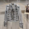 Chaqueta corta vaquera con hebilla metálica