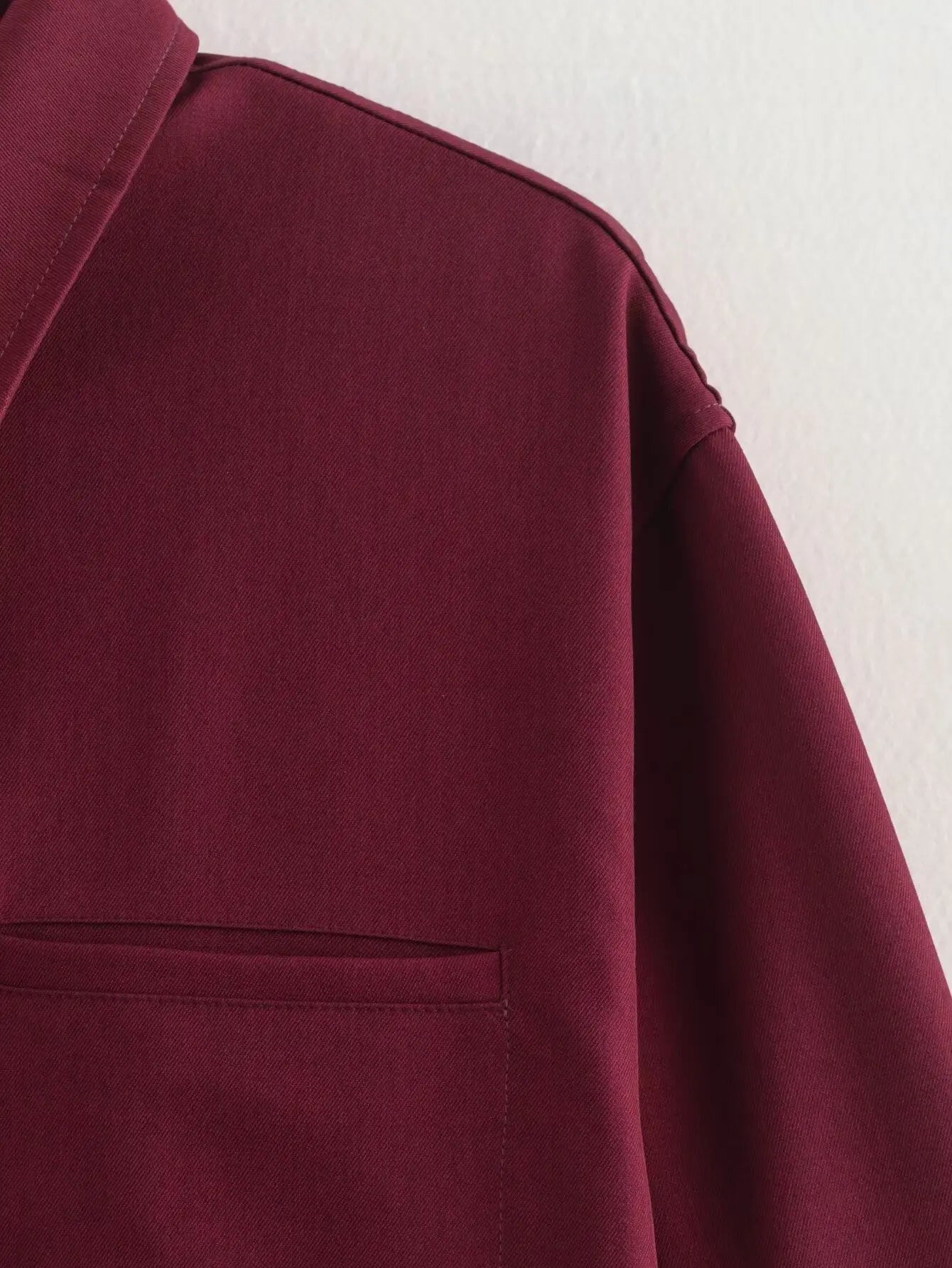 Chaqueta de lona con cremallera en color burdeos