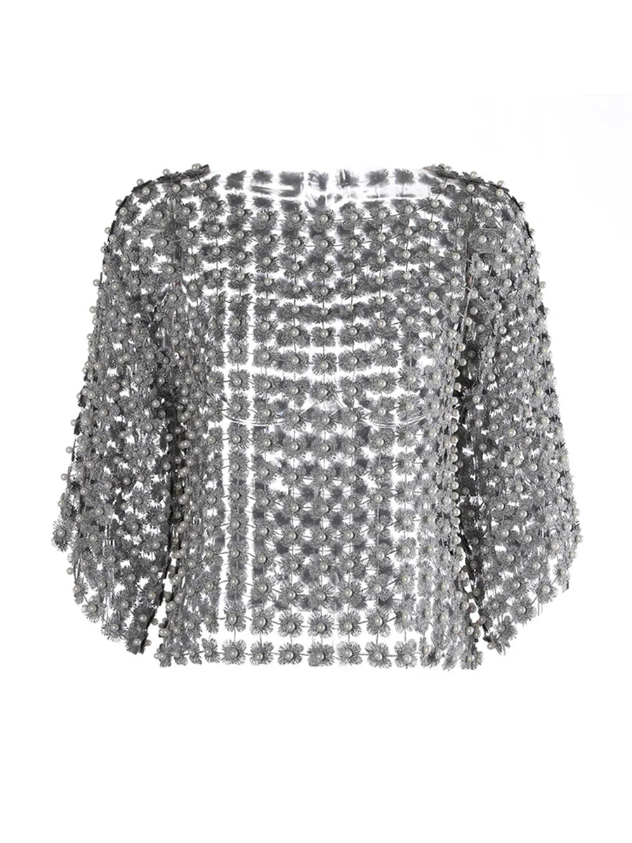Camiseta con perlas de patchwork caladas