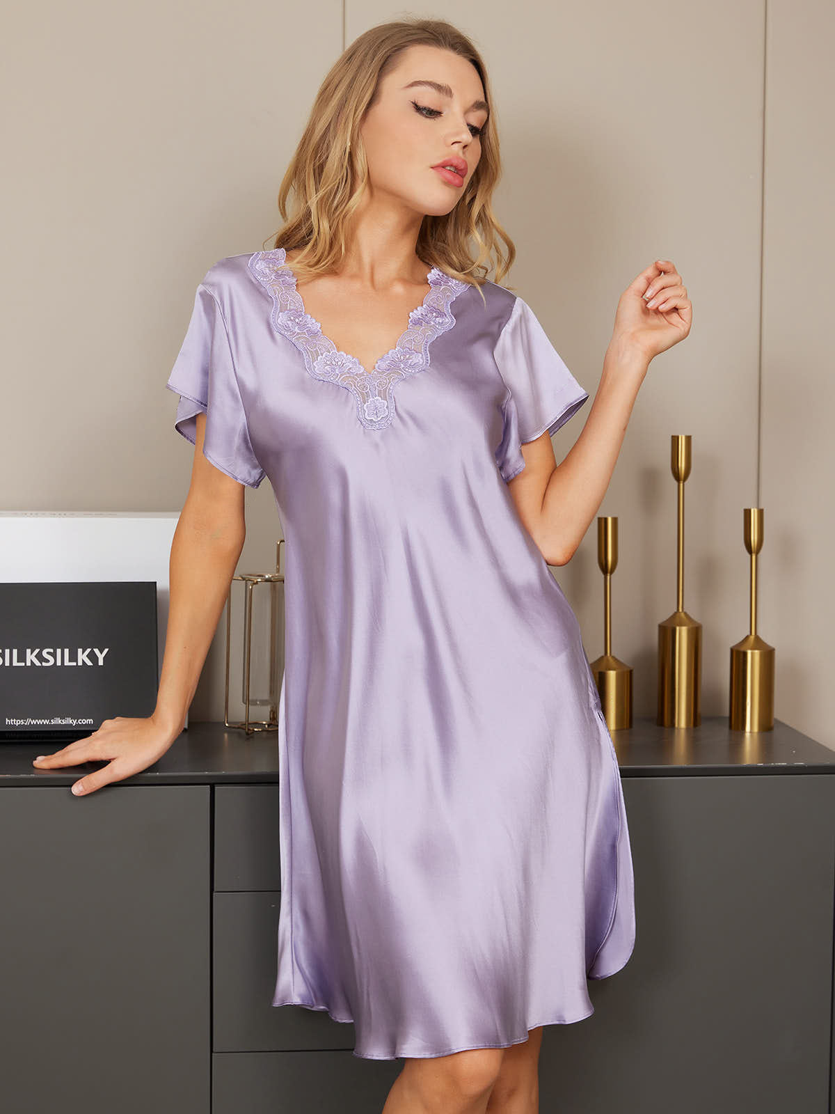 Camisón de pura seda con cuello de encaje y dobladillo dividido