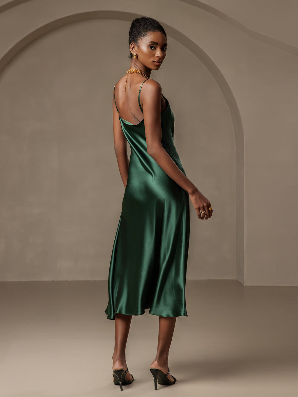 Vestido largo de seda pura con tirantes finos y abertura