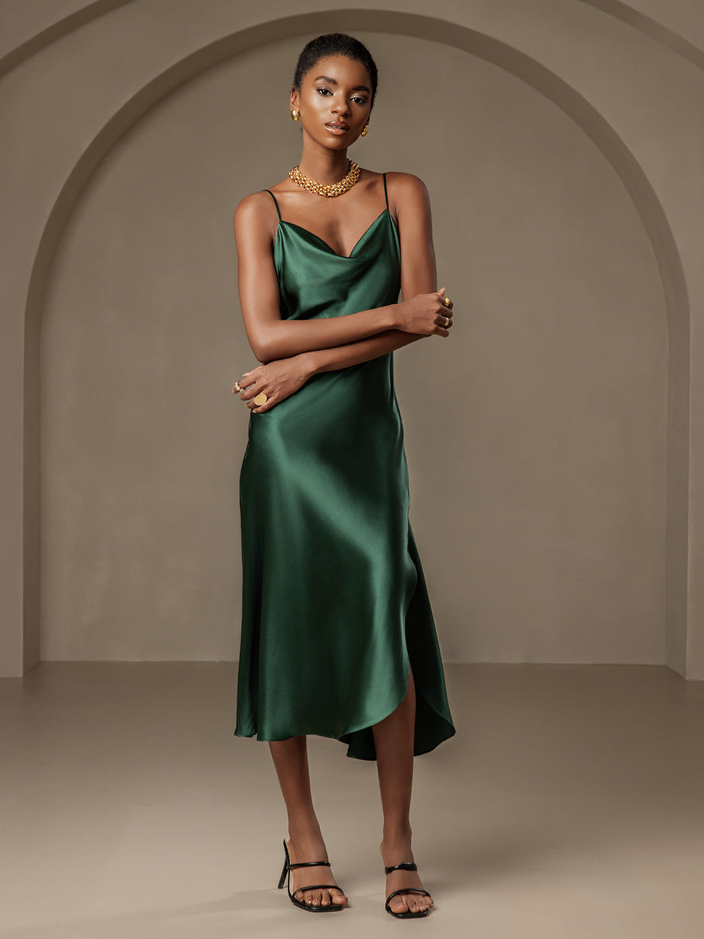 Vestido largo de seda pura con tirantes finos y abertura