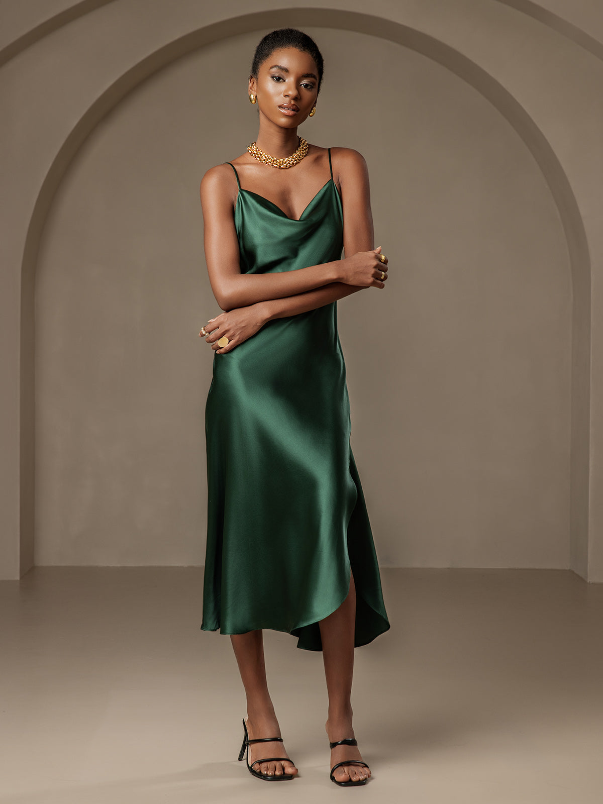 Vestido largo de seda pura con tirantes finos y abertura