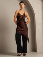 Pure Silk Vestido Corto con Escote en V y dobladillo Asimétrico con Diseño de Encaje